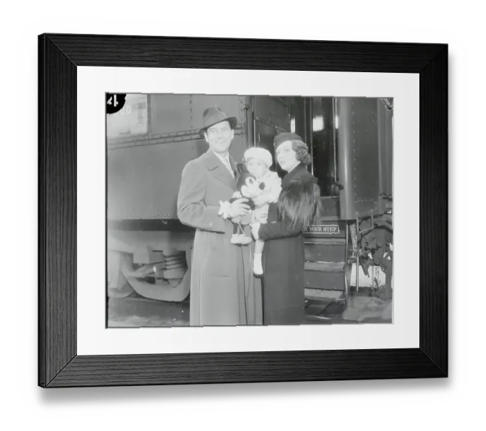Framed Print : Ben Lyon and Bebe Daniels with Daughter Framed Print : Ben Lyon and Bebe Daniels with Daughter