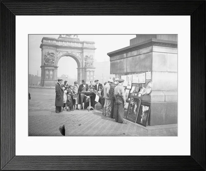 Framed Print : Artist Sketching in Prospect Park Plaza in New York