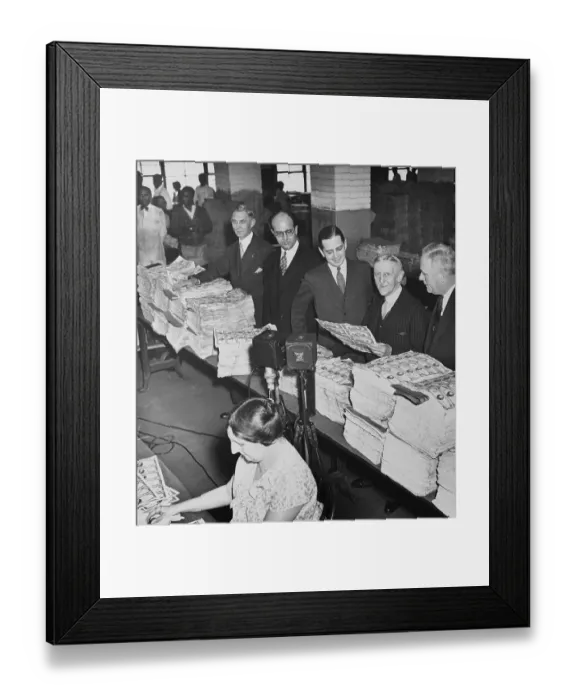 Framed Print : Government Workers Examining Money in Bureau of Engraving and Printing Framed Print : Government Workers Examining Money in Bureau of Engraving and Printing