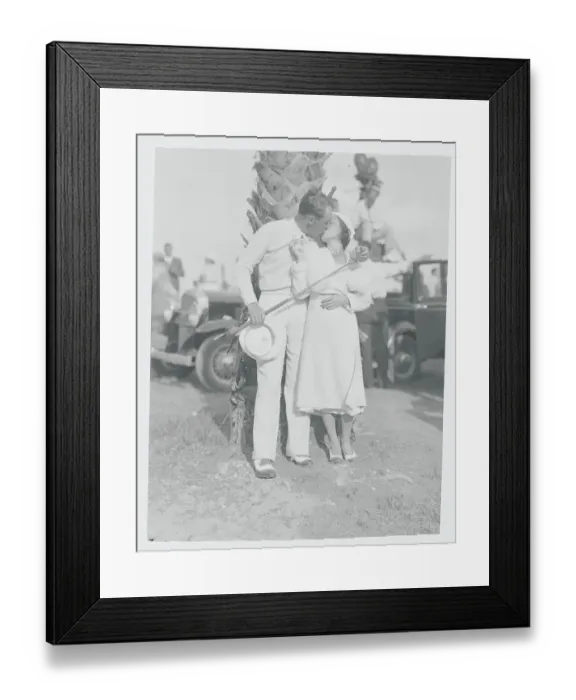 Framed Print : Paul Runyan and Wife Kissing Framed Print : Paul Runyan and Wife Kissing