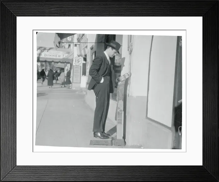 Framed Print : Matty Kemp on Scale Framed Print : Matty Kemp on Scale