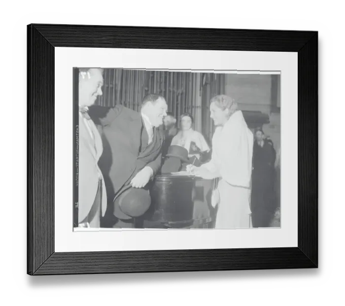 Framed Print : Oliver Hardy and Billie Dove Conversing Framed Print : Oliver Hardy and Billie Dove Conversing
