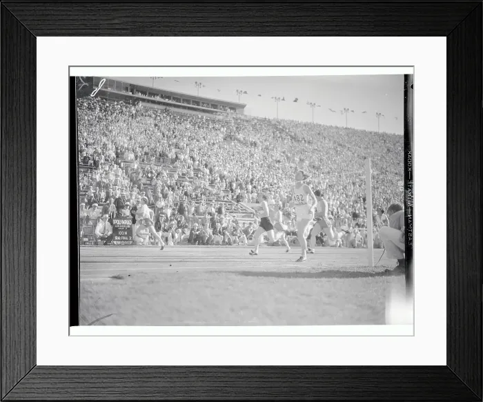 Framed Print : Stella Walsh Leading The Race on Track Framed Print : Stella Walsh Leading The Race on Track