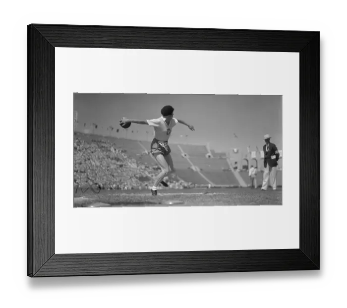 Framed Print : Stella Walsh Performing with Discus at The Los Angeles Olympics Framed Print : Stella Walsh Performing with Discus at The Los Angeles Olympics