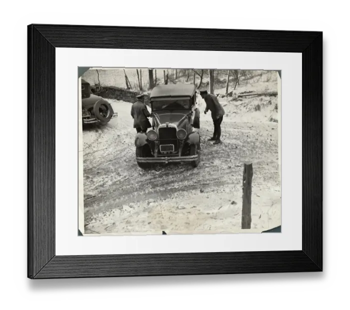 Framed Print : Troopers Stopping Cars at Entrance to Lindbergh Estate Framed Print : Troopers Stopping Cars at Entrance to Lindbergh Estate