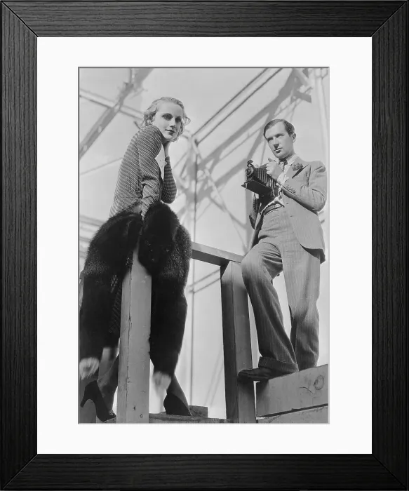 Framed Print : Cecil Beaton Photographing Lombard Framed Print : Cecil Beaton Photographing Lombard
