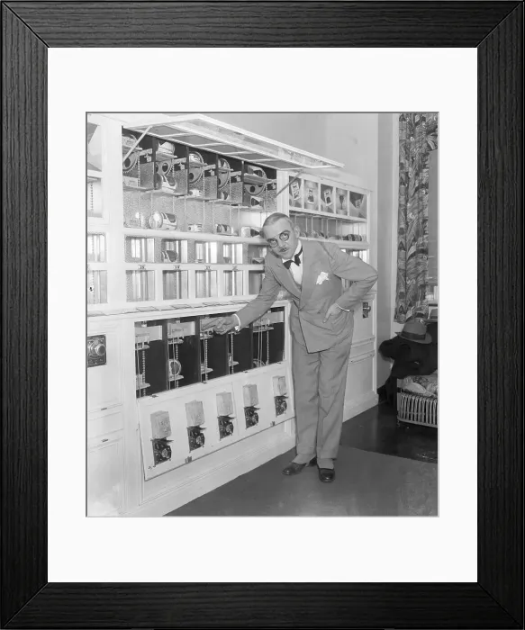 Framed Print : Robert Harvey With Vending Machine Framed Print : Robert Harvey With Vending Machine