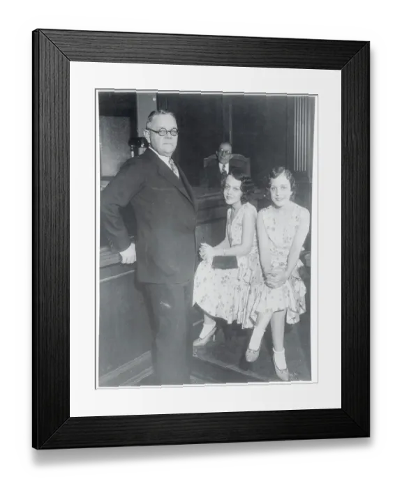 Framed Print : Violet and Daisy Hilton Speaking to Martin Arnold Framed Print : Violet and Daisy Hilton Speaking to Martin Arnold