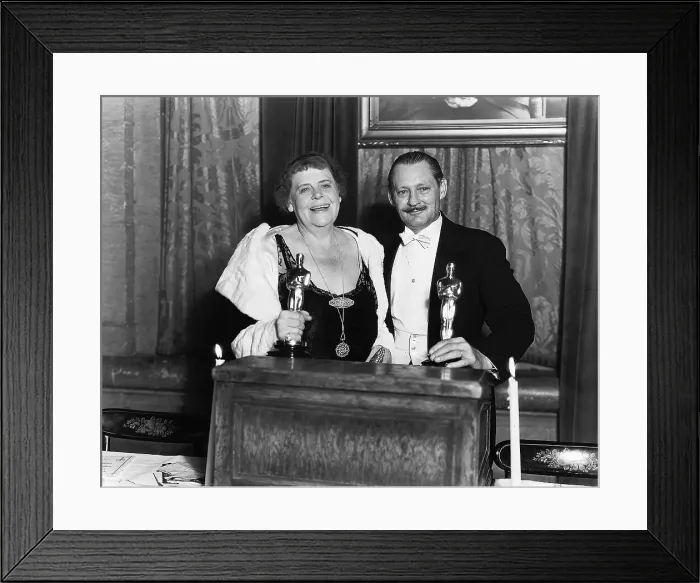 Framed Print : Marie Dressler and Lionel Barrymore Holding Oscars