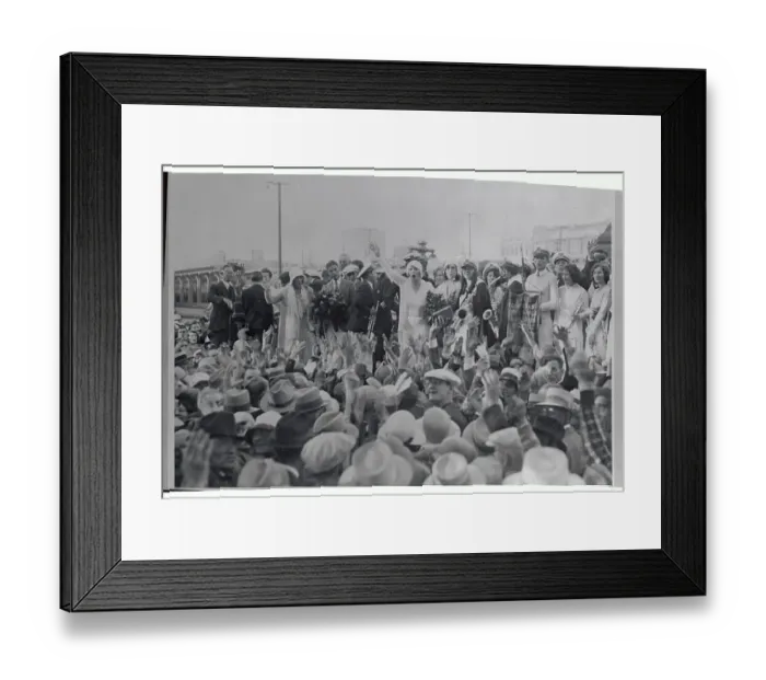 Framed Print : Wild Greeting on Return Framed Print : Wild Greeting on Return