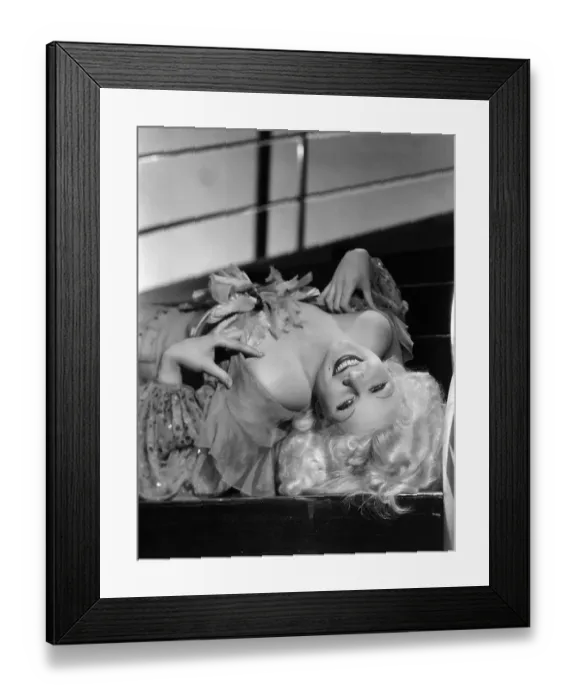 Framed Print : Jean Harlow in Glamour Pose Framed Print : Jean Harlow in Glamour Pose