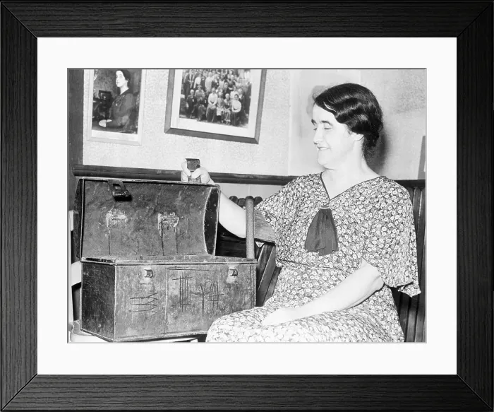 Framed Print : Spiritualist Floy Cottrell with Trunk of Murder Victim Framed Print : Spiritualist Floy Cottrell with Trunk of Murder Victim