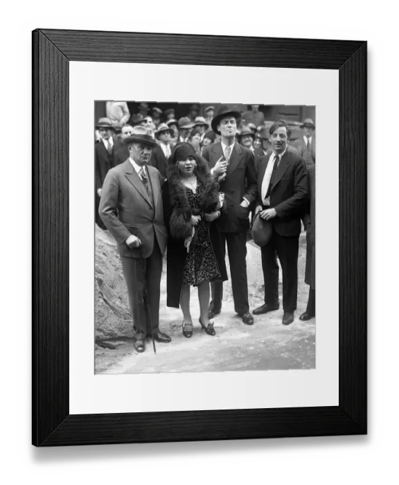 Framed Print : Mae West, Alan Brooks, and Stan Stanley of the play Framed Print : Mae West, Alan Brooks, and Stan Stanley of the play