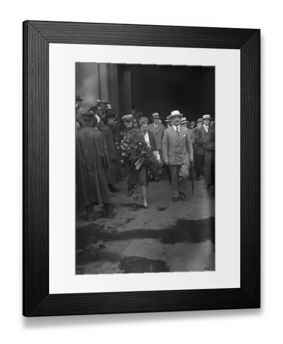 Framed Print : Amelia Earhart Arriving At The Battery Framed Print : Amelia Earhart Arriving At The Battery