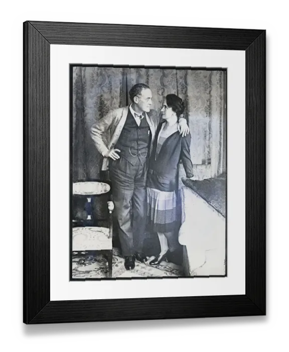 Framed Print : Film Conductor And Wife Embracing, Fullle Framed Print : Film Conductor And Wife Embracing, Fullle