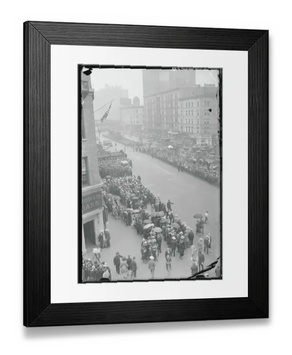 Framed Print : Crowd at Rudolph Valentino Funeral Framed Print : Crowd at Rudolph Valentino Funeral