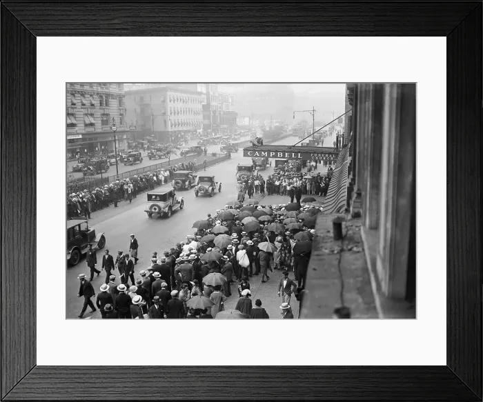 Framed Print : Crowd at Rudolph Valentino Funeral Framed Print : Crowd at Rudolph Valentino Funeral