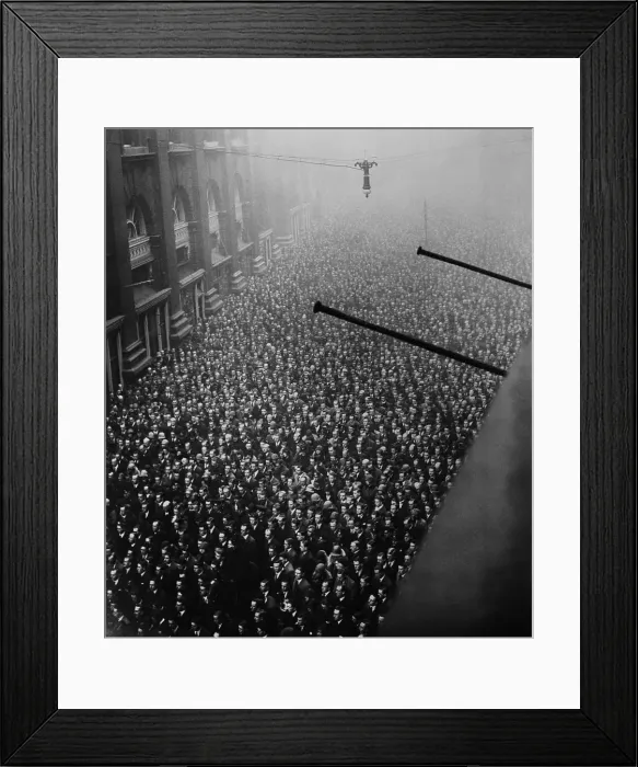 Framed Print : Londoners Mark Armistice Day with 2 Minute Silence Framed Print : Londoners Mark Armistice Day with 2 Minute Silence