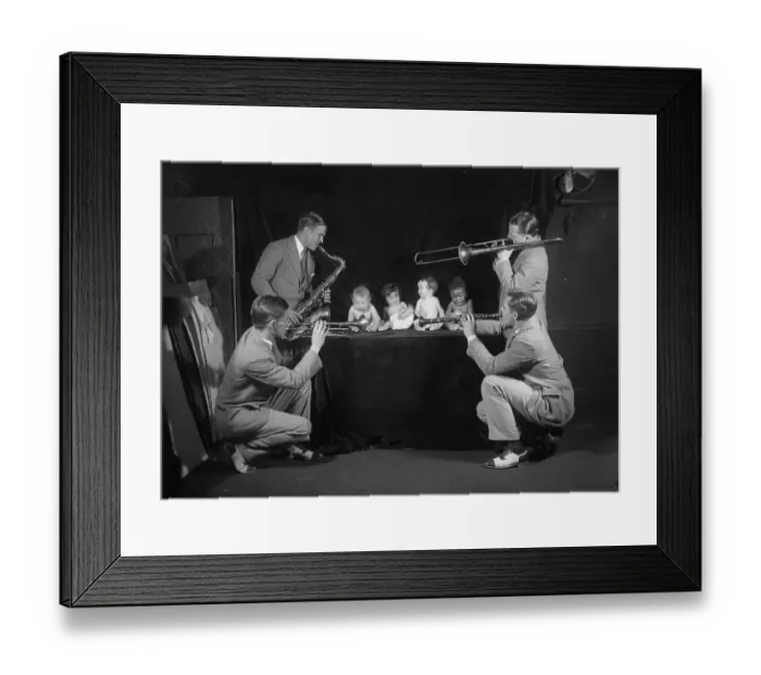 Framed Print : Jazz band playing to babies (6-11 months) Framed Print : Jazz band playing to babies (6-11 months)
