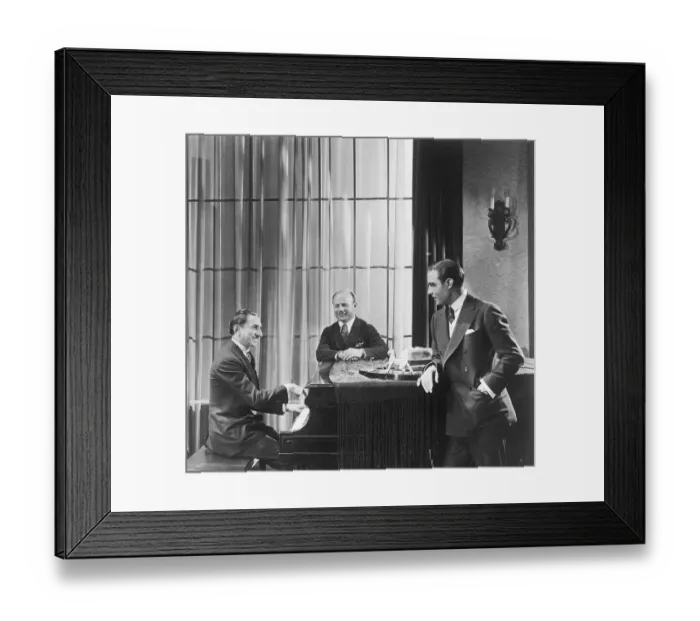 Framed Print : Rudolph Valentino With Guests At Home Framed Print : Rudolph Valentino With Guests At Home