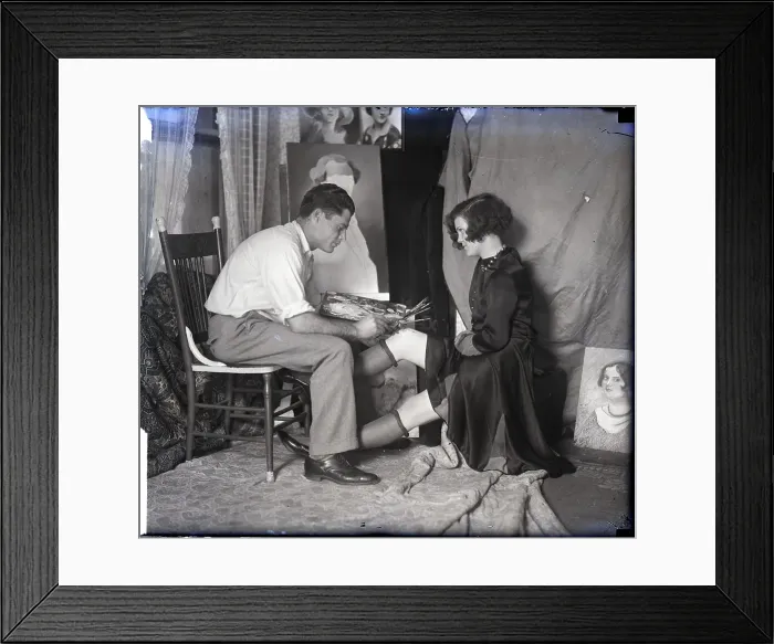 Framed Print : Artist Paints Girl'S Knees (Sgambati) Framed Print : Artist Paints Girl'S Knees (Sgambati)