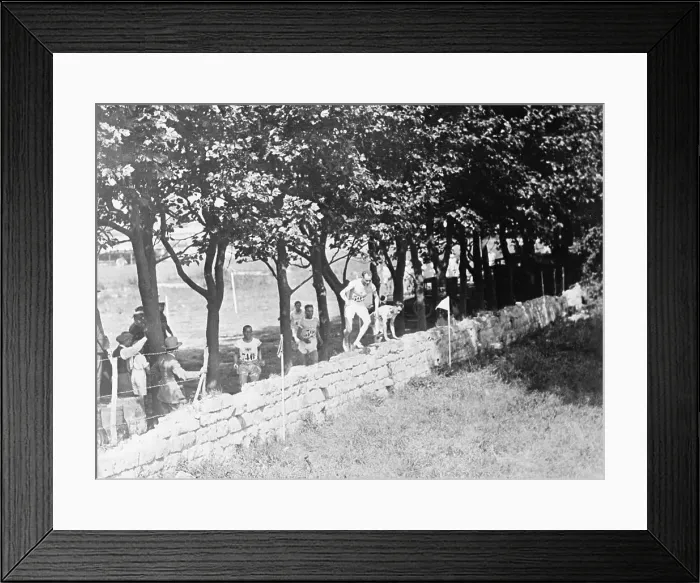 Framed Print : Paavo Nurmi Crosses Wall in Race