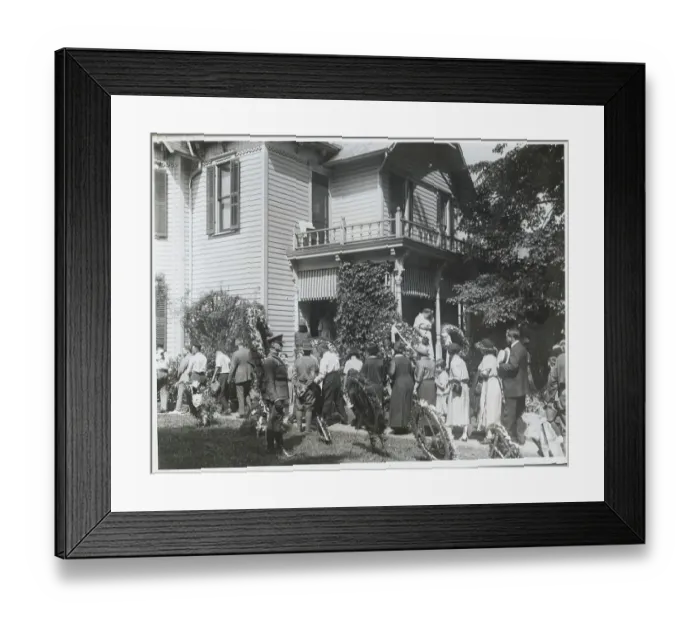 Framed Print : Citizens Waiting in Line to Pay Condolences Framed Print : Citizens Waiting in Line to Pay Condolences