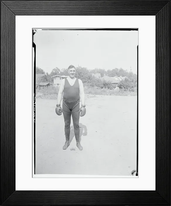 Framed Print : Jess Willard Posing in Boxing Gloves Framed Print : Jess Willard Posing in Boxing Gloves