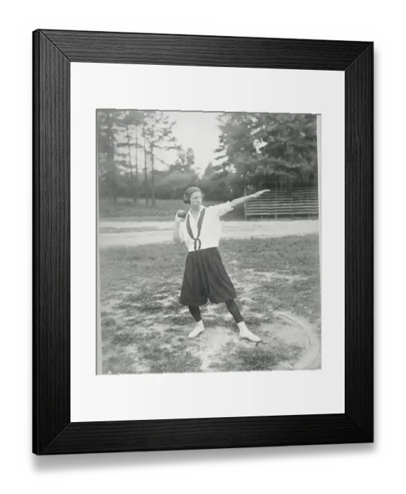Framed Print : Lucille Godbold in Shot Put Throwing Position Framed Print : Lucille Godbold in Shot Put Throwing Position