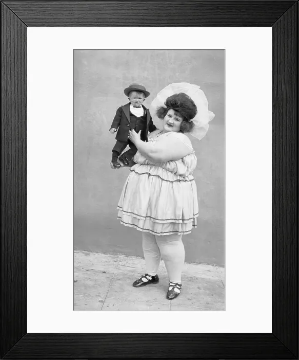Framed Print : World's Heaviest Woman Holding Smallest Man Framed Print : World's Heaviest Woman Holding Smallest Man