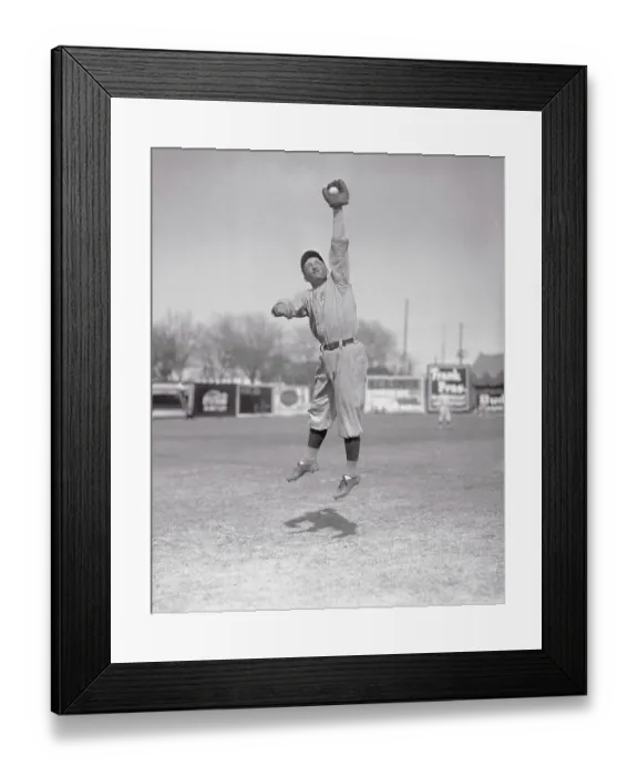 Framed Print : Giant Team Player Reaching for a Catch Framed Print : Giant Team Player Reaching for a Catch