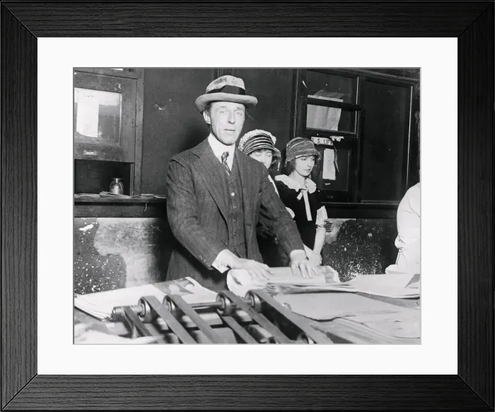 Framed Print : D. W. Griffith Visiting Chicago Newspaper with Gish Girls Framed Print : D. W. Griffith Visiting Chicago Newspaper with Gish Girls