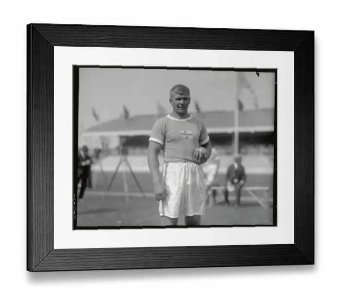 Framed Print : Willie Porolla Holding Put Before Throw