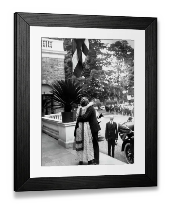 Framed Print : Eleanor Roosevelt Welcoming FDR at their Home in Hyde Park, New York Framed Print : Eleanor Roosevelt Welcoming FDR at their Home in Hyde Park, New York