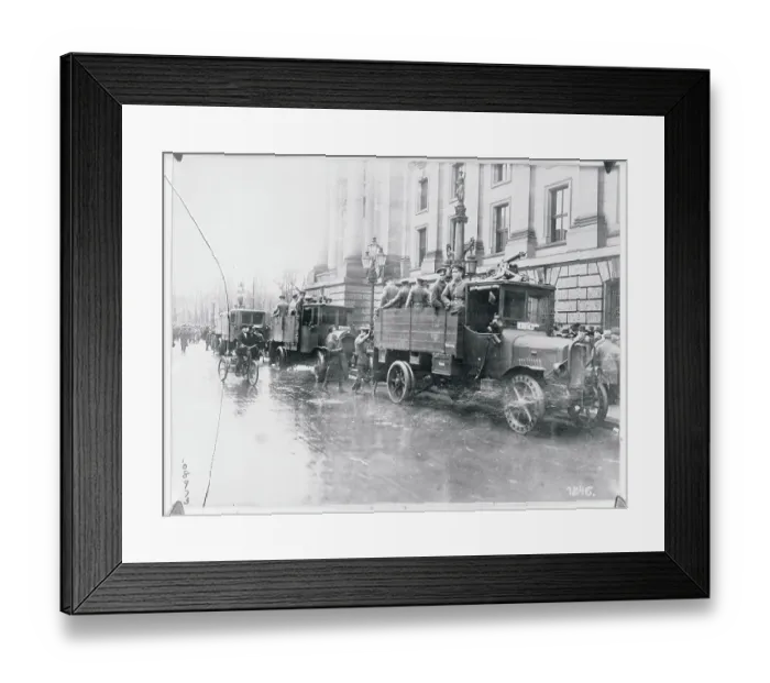 Framed Print : Soldiers Guarding Reichstag Framed Print : Soldiers Guarding Reichstag