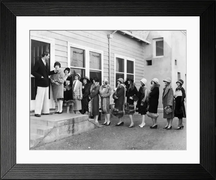 Framed Print : Extras Lined Up In Front Of Paramount