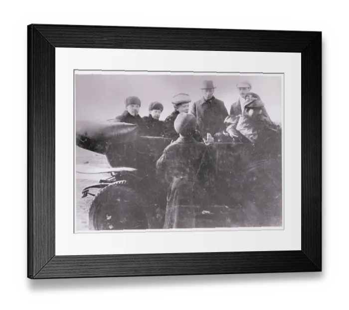Framed Print : Vladimir Lenin and Wife in Car Framed Print : Vladimir Lenin and Wife in Car