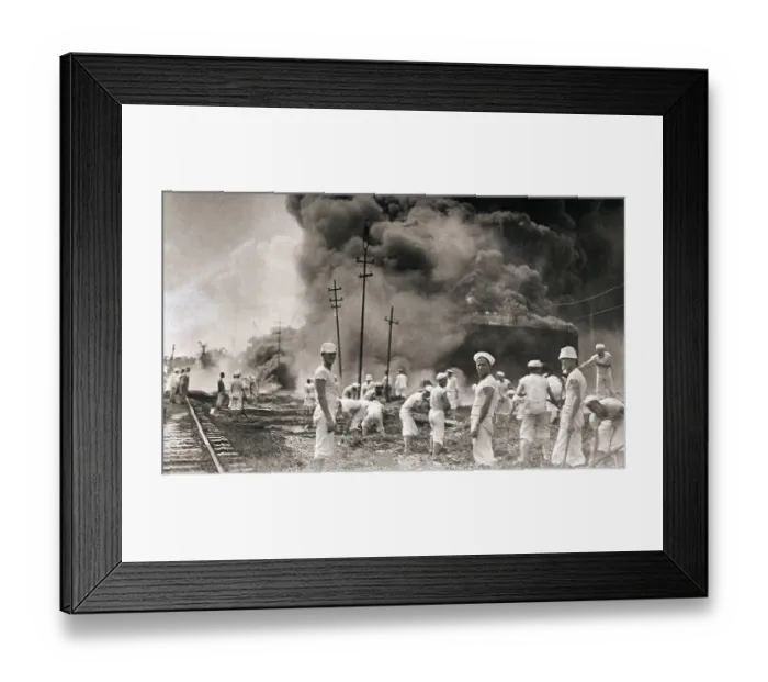 Framed Print : Fire in Oil Plant in Mexico Framed Print : Fire in Oil Plant in Mexico