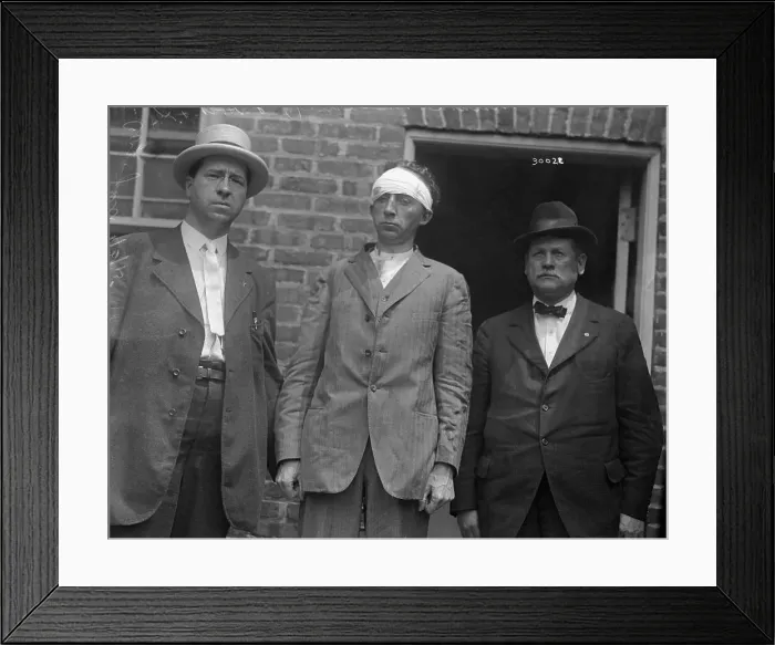 Framed Print : Alleged Murderer Frank Holt and His Captors Framed Print : Alleged Murderer Frank Holt and His Captors