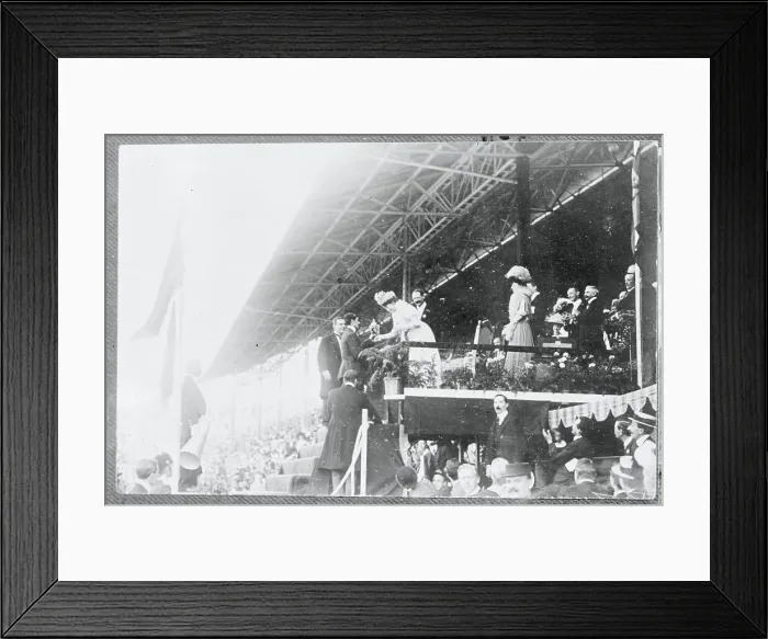 Framed Print : Queen Presenting Cup to Dorando Pietri