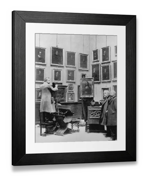 Framed Print : Restored Mona Lisa Painting in Art Gallery Framed Print : Restored Mona Lisa Painting in Art Gallery