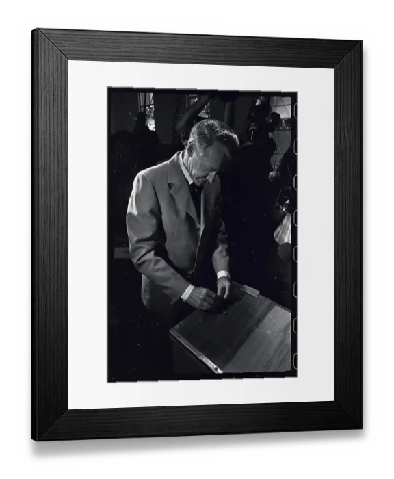 Framed Print : Ian Smith Holding Head Down Framed Print : Ian Smith Holding Head Down