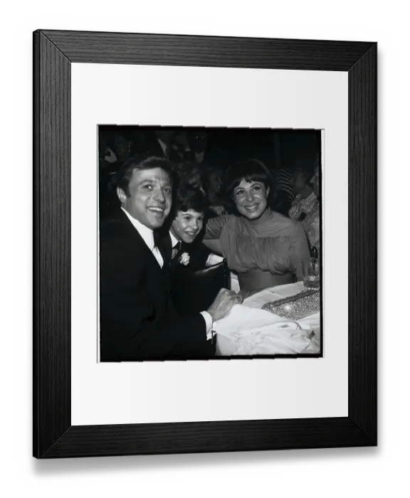 Framed Print : Steve Lawrence and Eydie Gorme with Youngster Framed Print : Steve Lawrence and Eydie Gorme with Youngster