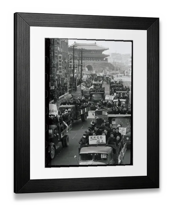 Framed Print : Crowded Streets in Seoul Framed Print : Crowded Streets in Seoul