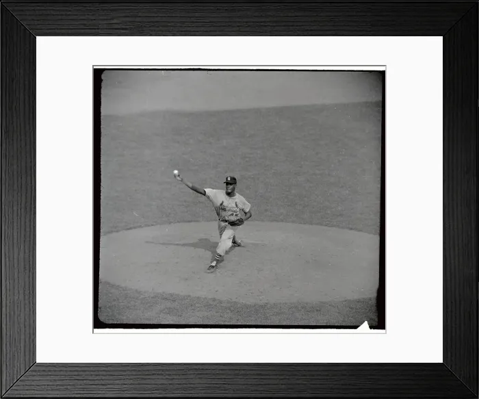 Framed Print : Bob Gibson in Catching Position