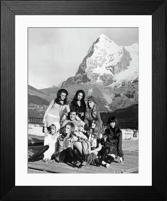 Framed Print : George Lazenby With New Bond Girls Framed Print : George Lazenby With New Bond Girls