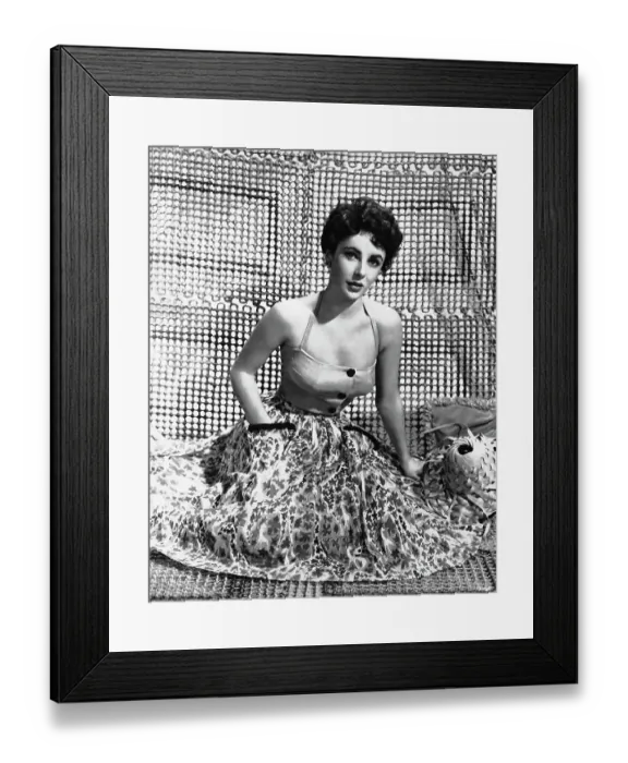 Framed Print : Elizabeth Taylor Seated Framed Print : Elizabeth Taylor Seated