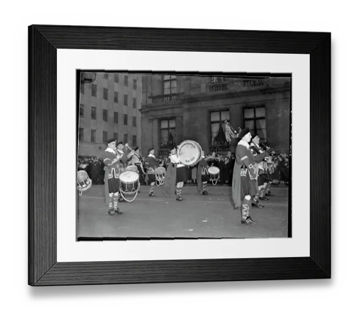 Framed Print : Pipers Of Clann Cream Pipers Band / Parade Framed Print : Pipers Of Clann Cream Pipers Band / Parade