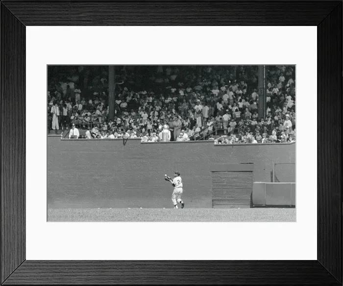 Framed Print : Willie Mays Running Back for Catch Framed Print : Willie Mays Running Back for Catch