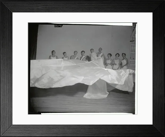 Framed Print : Ruth St.. Denis Dancing with her Cast
